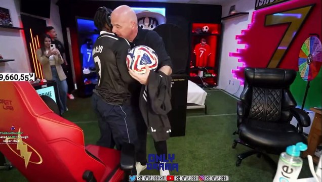 FIFA başkanı Gianni Infantino, IShowSpeed'in yayınına katılarak Speed'e FIFA Kulüpler Dünya Kupası'nın açılış maçı için resmî başlama topunu verdi.