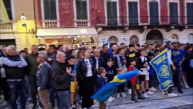 Carrarese, in oltre duemila tifosi in piazza per la festa-salvezza