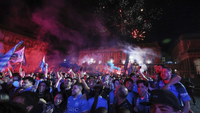 Las calles de Nápoles celebran el Scudetto... ¡¡en pleno partido!!