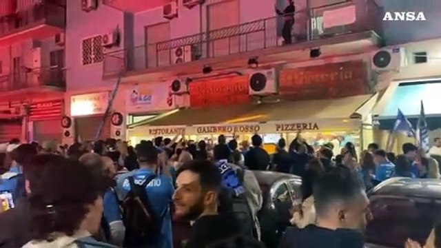 Napoli, esultanza incontenibile dei tifosi al gol di Lukaku: scudetto sempre piu' vicino