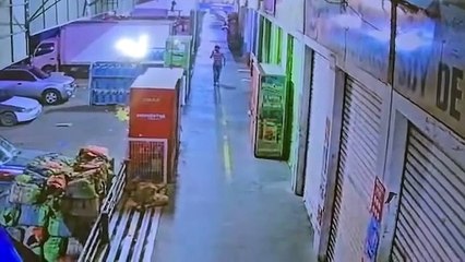 Momento en que el hombre estaba robando un carro días atrás en San Pedro Sula