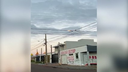 Moradora registra fogo em fios de energia na Região Oeste