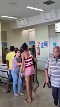 Mulheres vandalizam hospital diante de falta de atendimento; Meu filho está passando mal