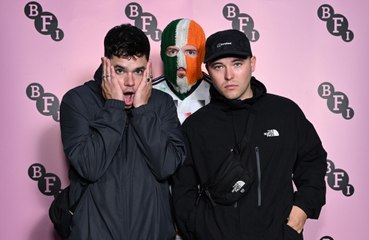 ヒップホップトリオ、ニーキャップのメンバーがテロ犯罪で起訴