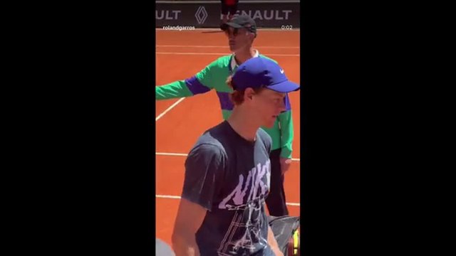 Tennis, Roland Garros: ecco l'abbraccio (un po' freddo) fra Jannik Sinner e Carlos Alcaraz