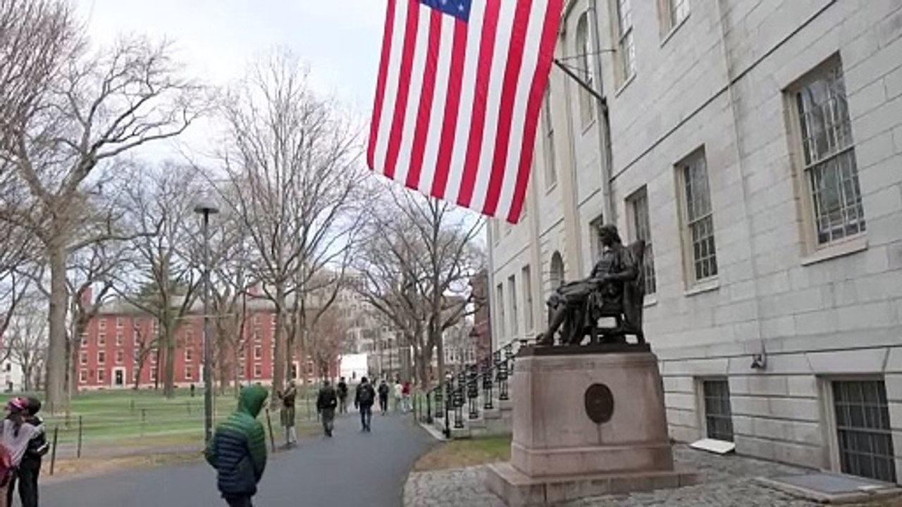 Jueza suspende veto de Trump a estudiantes extranjeros en Harvard