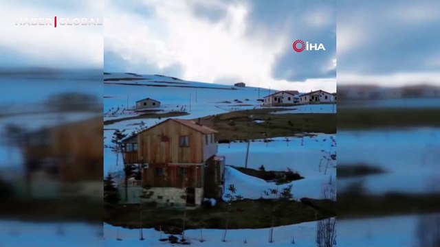 Bayburt'un 2 bin 300 rakımlı Dumlu köyü yaylasında karlar erimeye başladı