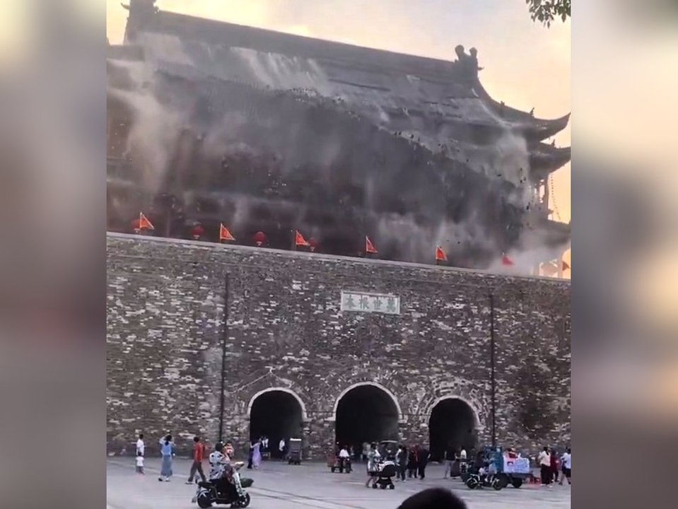 China: Dach von historischem Turm stürzt neben Touristen ein