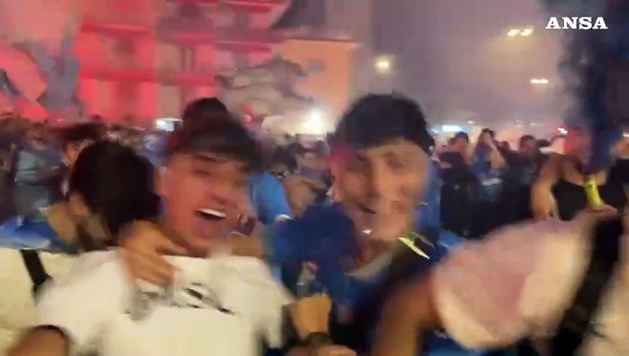 Un bacio tra i fumogeni: Napoli festeggia il quarto scudetto con amore e passione