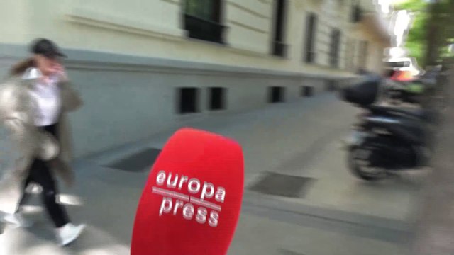 Genoveva Casanova sale a la carrera cuando le preguntan por la disputa de Cayetano Martínez de Irujo y su prometida