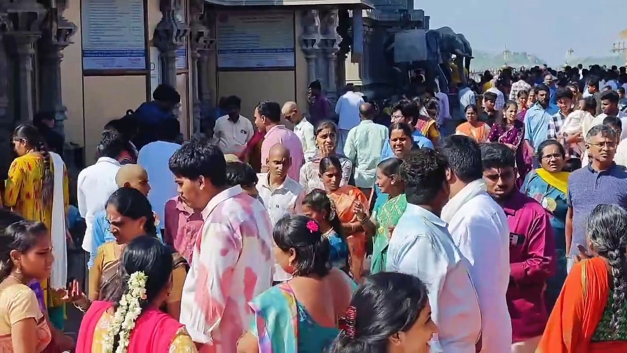 కోలాహలంగా యాదగిరిగుట్ట - తెల్లవారుజాము నుంచే క్యూలైన్లలో జాతర