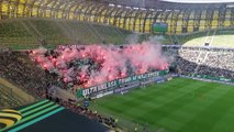 Fajerwerki kibiców Lechii Gdańsk podczas meczu z GKS-em Katowice
