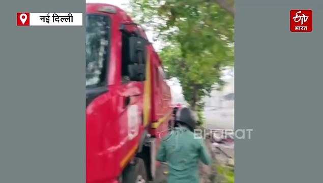 Delhi Fire: फैक्ट्री में लगी भीषण आग, ब्लास्ट के बाद बिल्डिंग हुई जमींदोज, देखें VIDEO