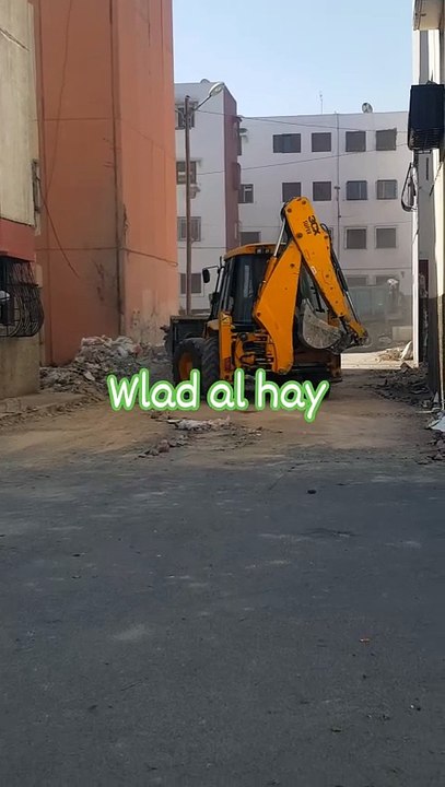 عملية إزالة الأحجار و الأتربة مازالت مستمرة و يومية في الأزقة حي المسيرة .. مقاطعة الصخور السوداء الحي المحمدي الدارالبيضاء wlad al hay