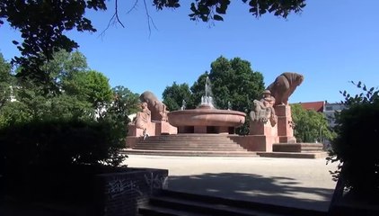 Der monumentale Stierbrunnen auf dem Arnswalder Platz