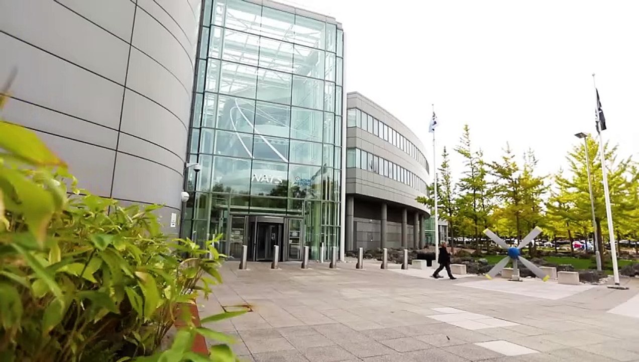 A look inside Swanwick air traffic control - via NATS - video Dailymotion