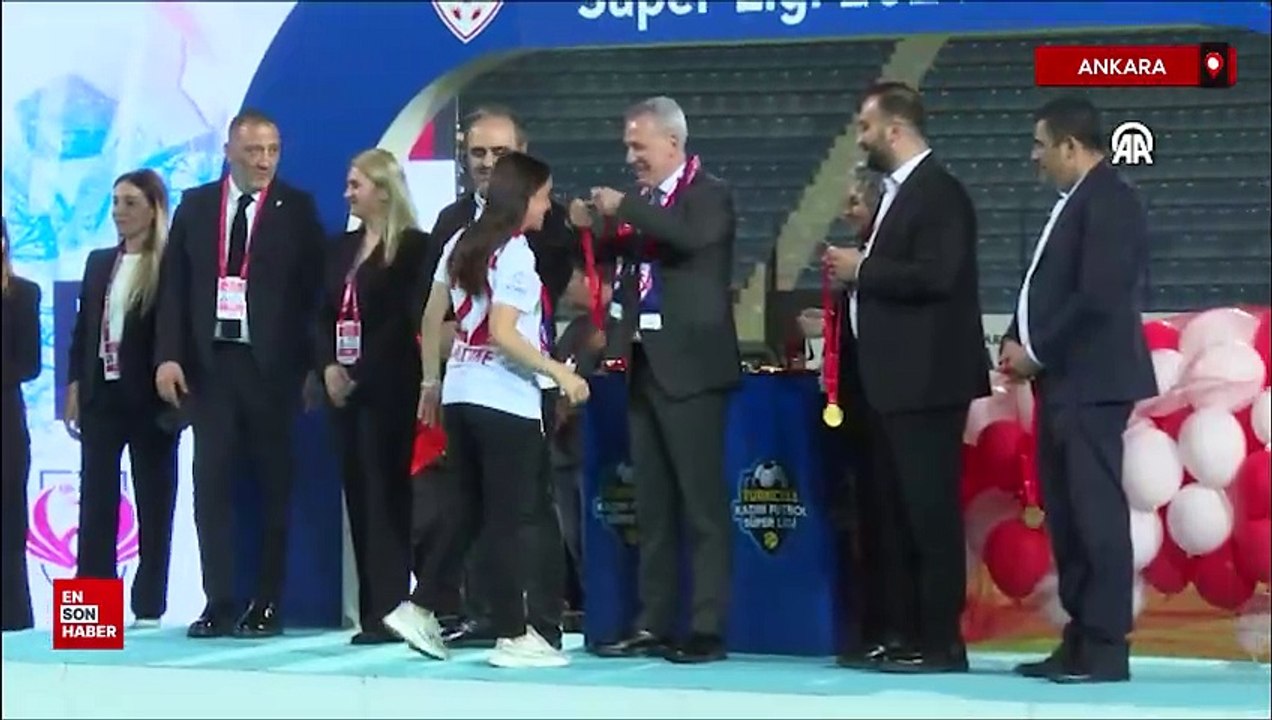 Ankara Büyükşehir Belediyesi FOMGET, şampiyonluk kupasını aldı