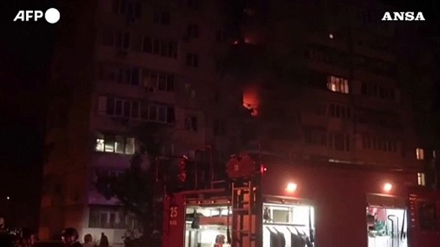 Droni e missili russi su Kiev, i soccorritori al lavoro