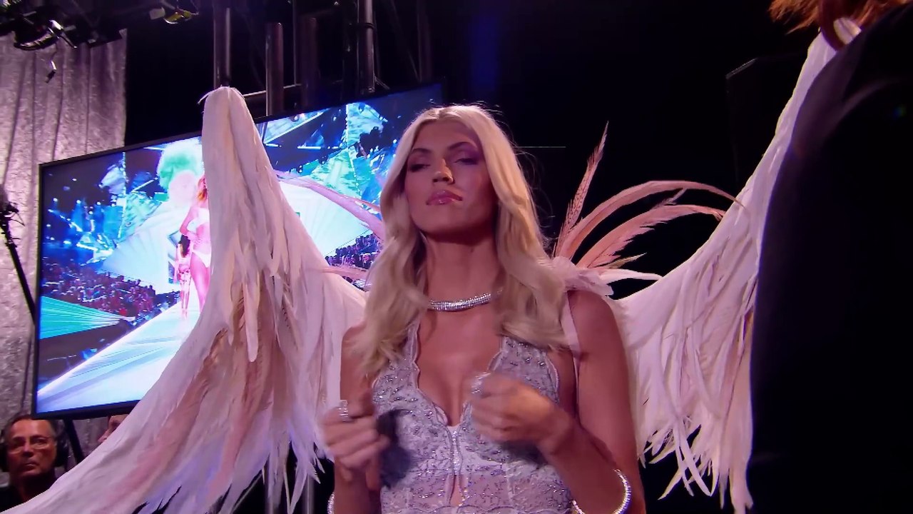 Halsey - Without Me (Live From The Victoria’s Secret 2018 Fashion Show)