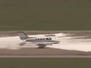 Fahrwerk kaputt: Flugzeug legt Bauchlandung hin