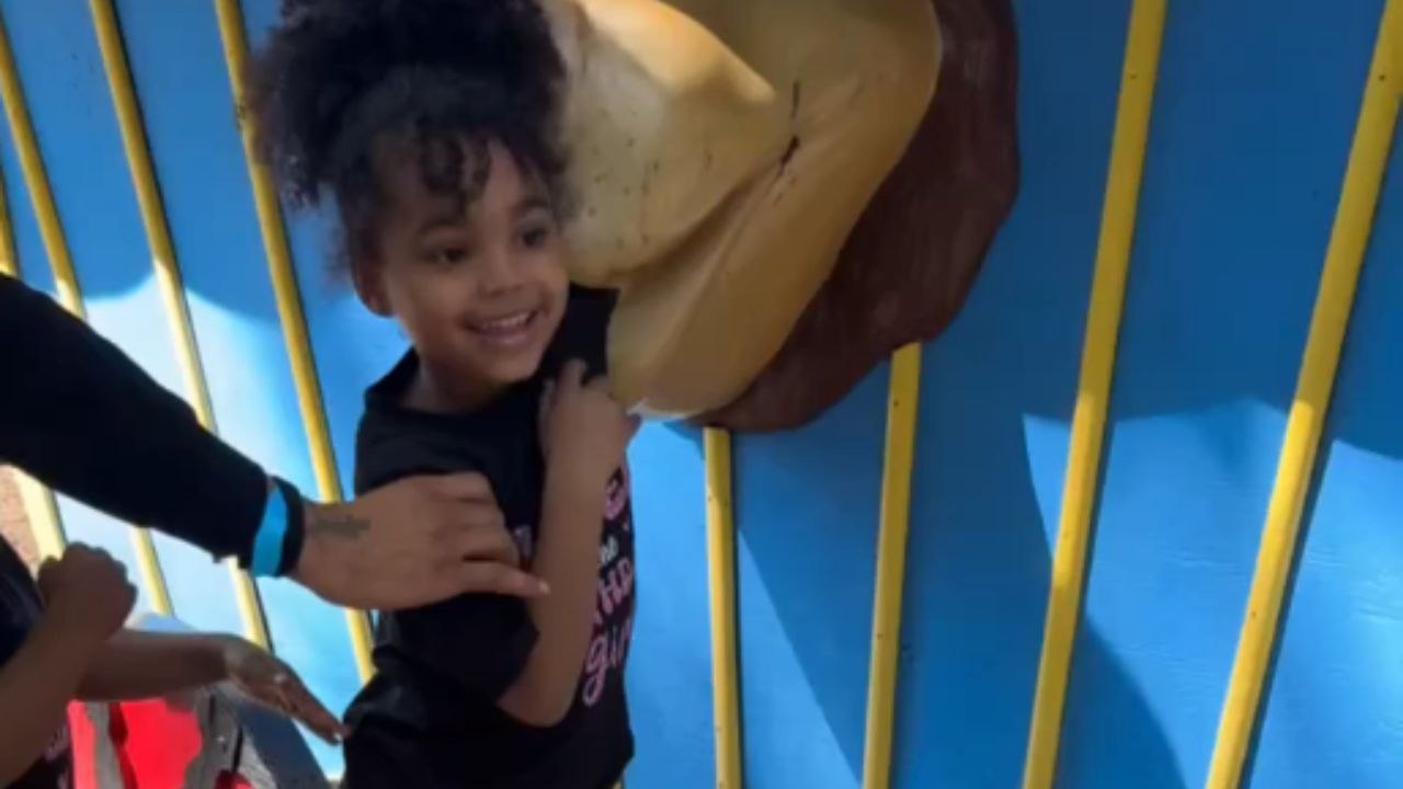 Dad pretends a lion eats his arm to make his kids laugh