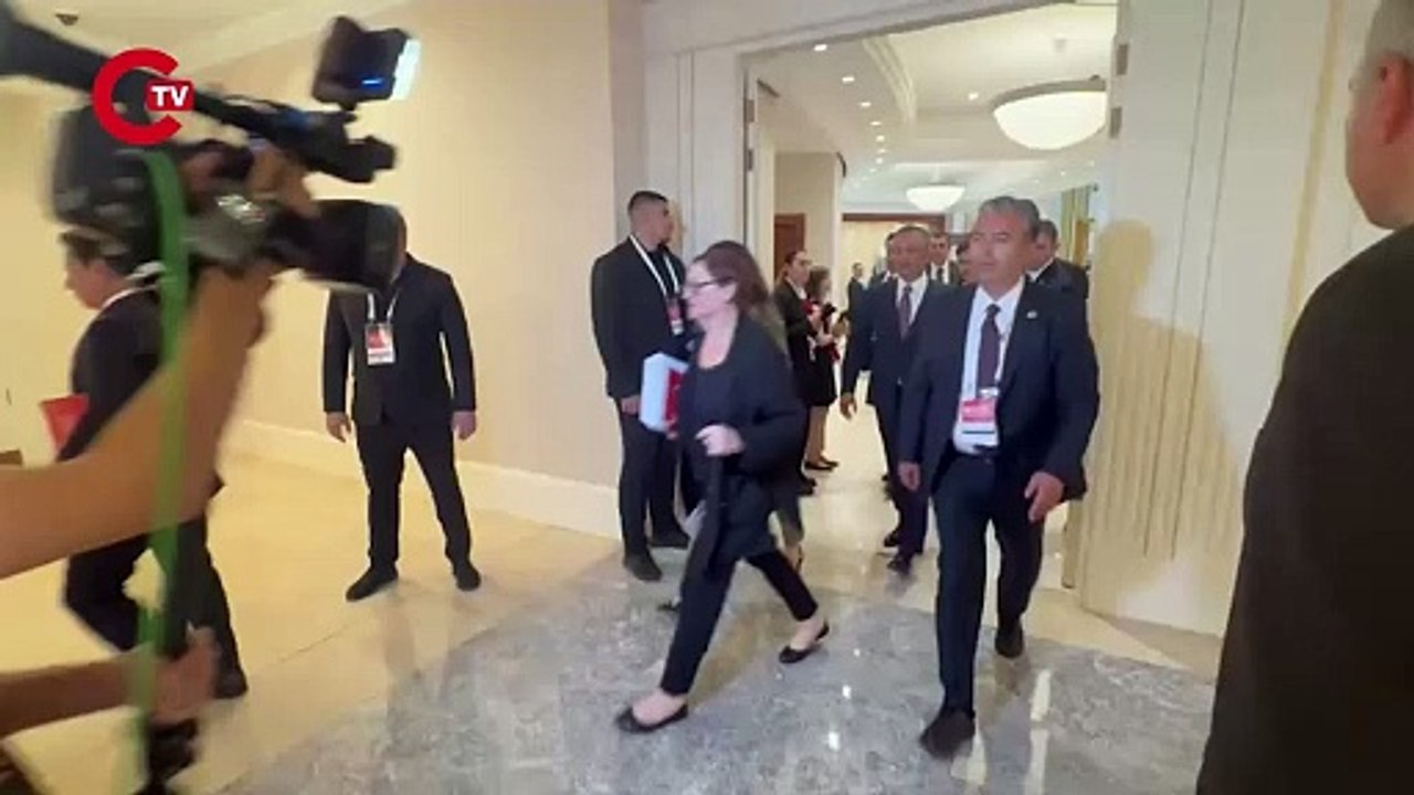 Verilen aranın ardından Sosyalist Enternasyonal toplantıları devam ediyor. CHP lideri Özgür Özel, eski CHP genel başkanlarından Altan Öymen ve CHP'li kurmaylarla salona böyle giriş yaptı.