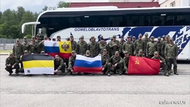 Maxi scambio di prigionieri, i soldati russi arrivano in Bielorussia