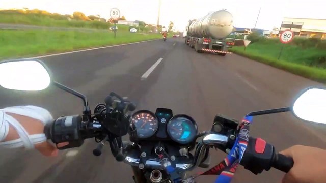 Vídeo flagra caminhoneiro jogando carreta contra motociclista na PRc-467, em Cascavel