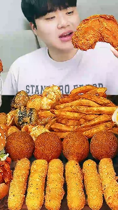 Follow for more ASMR videos🌮🍟 Credits: @gongsam_table #mukbang #asmr #fastfood #asmreating