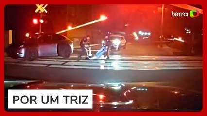 Polícia americana salva motorista bêbado segundos antes de trem atingir o carro