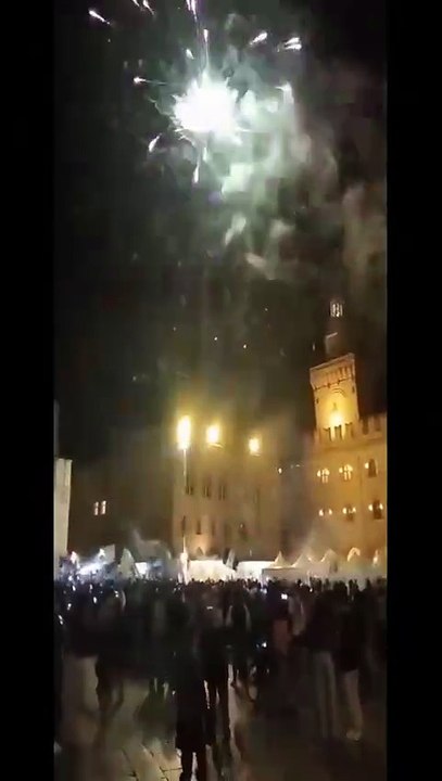 Bandiere e fuochi d'artificio: i tifosi napoletani festeggiano lo scudetto in piazza Maggiore