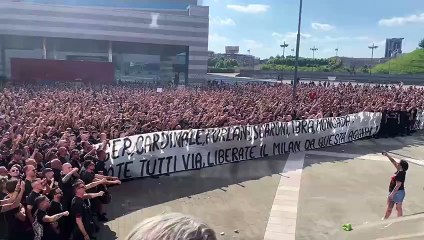 Milan, la protesta dei tifosi rossoneri contro la società