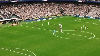 Lucas Vázquez ovacionado por el Bernabéu al ser sustituido