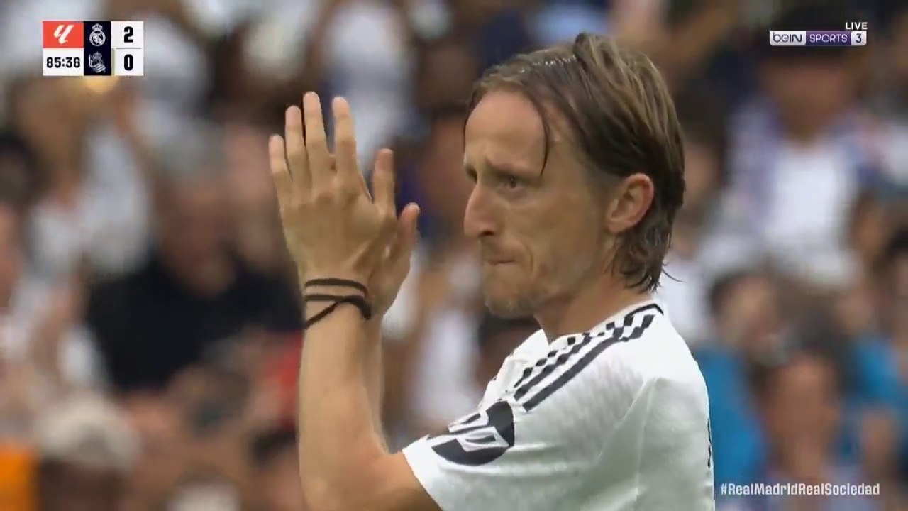 "Modrić's Substitution Moment in His Last Match for Real Madrid at Santiago Bernabéu