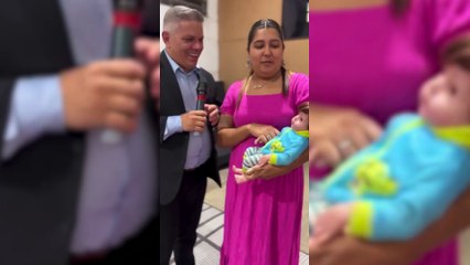 Pastor chuta bebê reborn durante culto e caso repercute nas redes