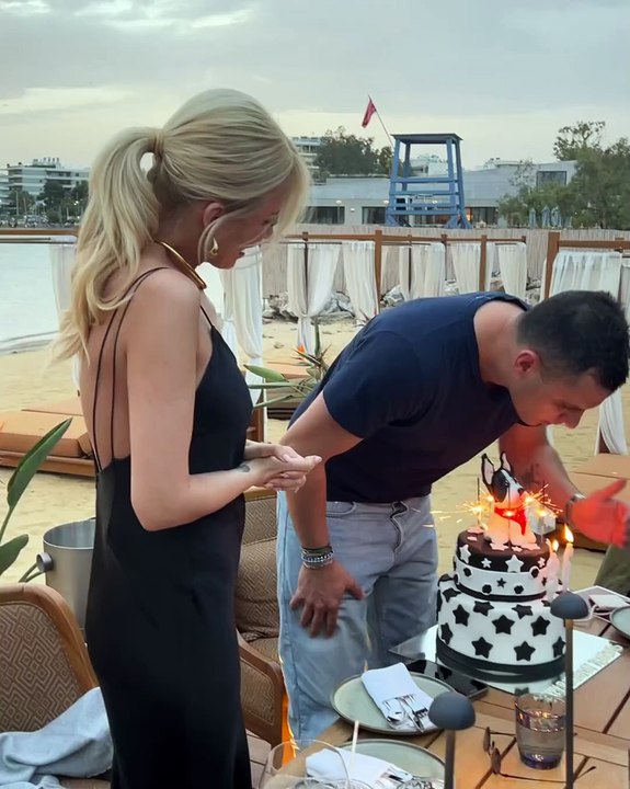 Κατερίνα Καινούργιου - Το φιλί με τον Παναγιώτη Κουτσουμπή στα γενέθλιά του