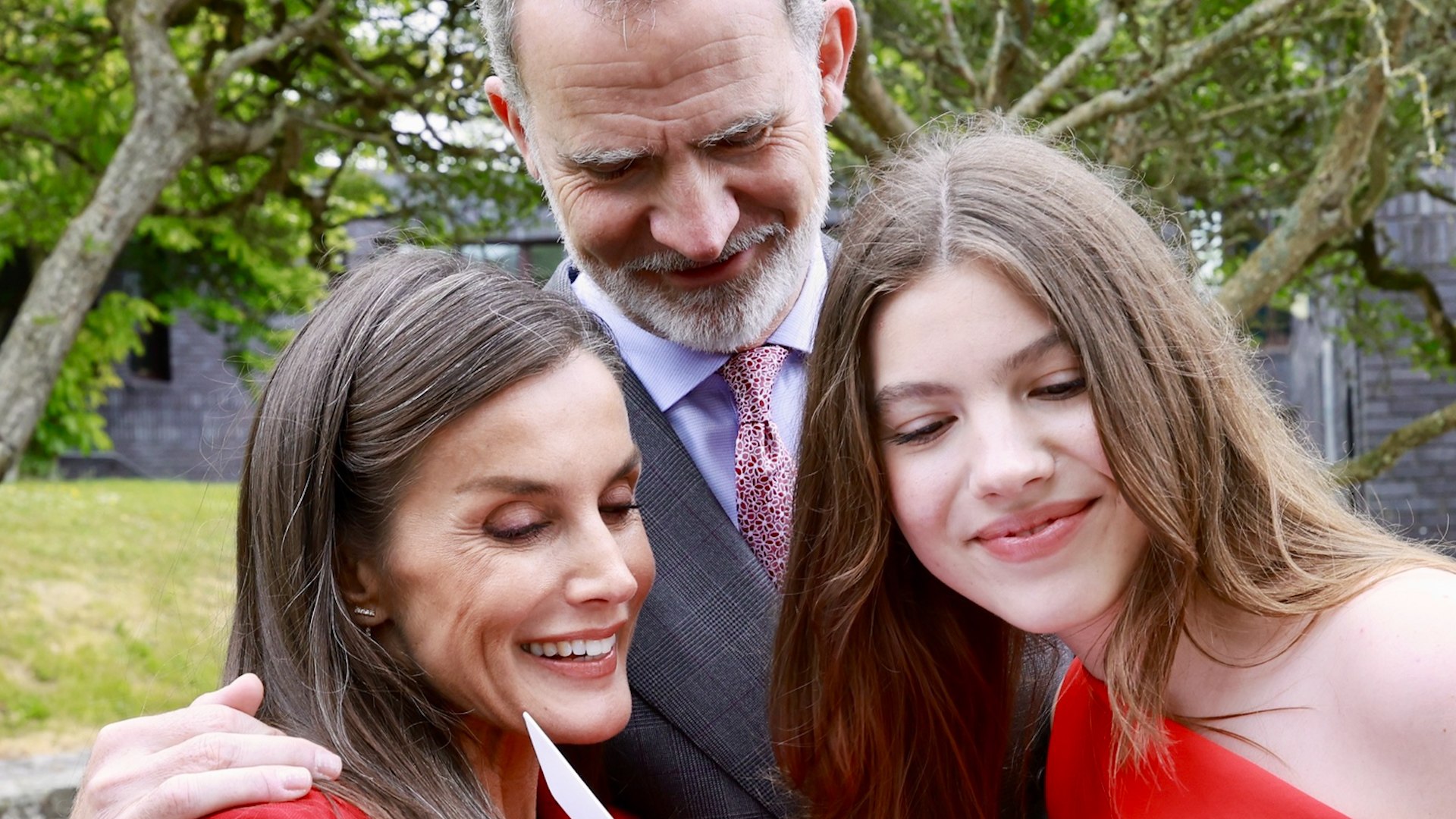 El vídeo completo con el que la Princesa Leonor ha felicitado a la Infanta Sofía por su graduación