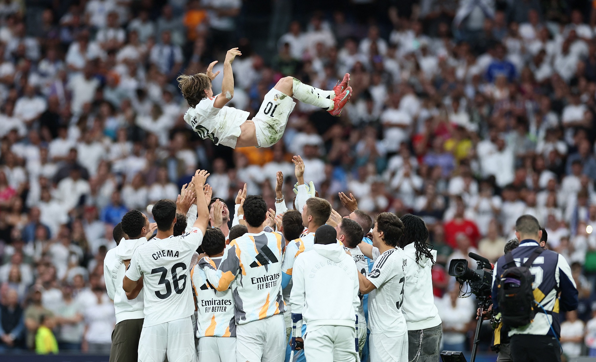 مودريتش يختتم مشواره مع ريال مدريد بوداع مؤثّر !