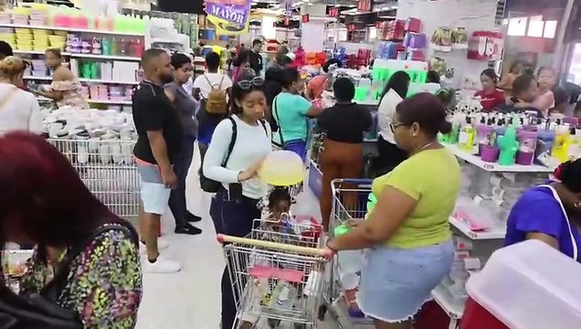 Regalos, ofertas y facilidades bancarias: Así se vive la antesala del Día de las Madres