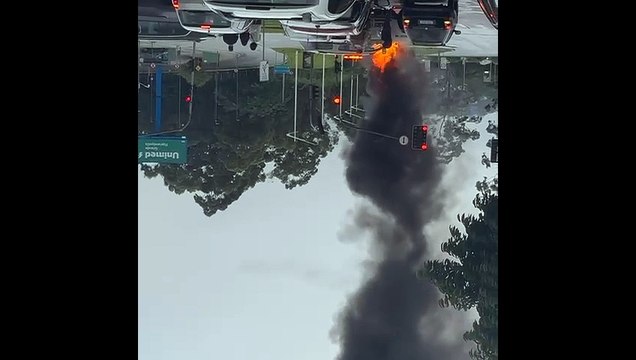 Carro pega fogo e bloqueia trânsito na Beira-mar Norte em Florianópolis