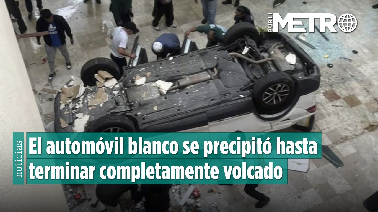 Vehículo cae tres niveles en el interior de Plaza Lilas