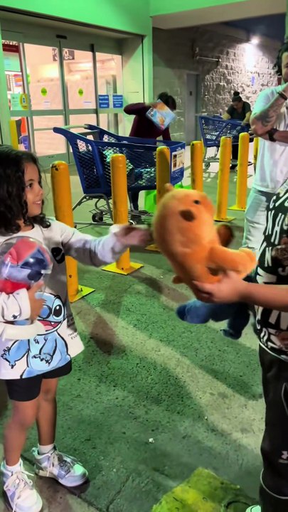 Niña regala su palomera de Stitch a niño con cáncer