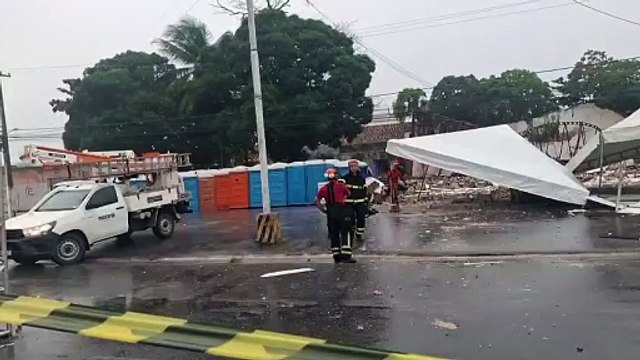 Galpão desaba e deixa feridos no Estacionamento do Jaraguá, em Maceió