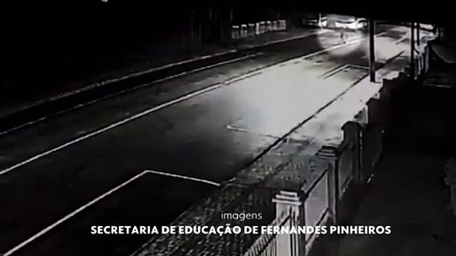Embriagado, homem furta e tomba ônibus escolar no Paraná; veja