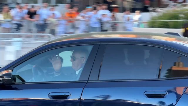 Baño de masas de Ancelotti saliendo con su coche por última vez del Bernabéu