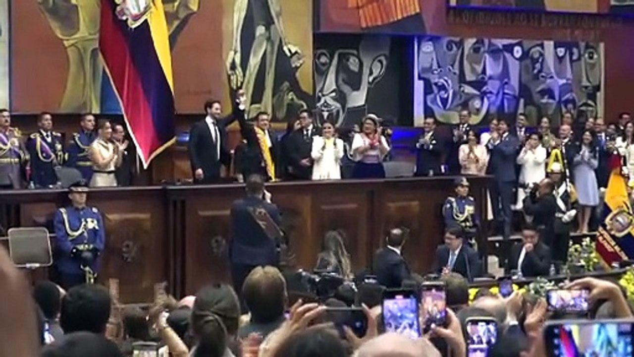 Noboa promete "salvar" a Ecuador de las "mafias" al juramentar para un segundo mandato