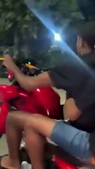 Jovens quase têm cabeças esmagadas após ‘grau’ em moto