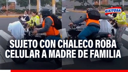 Sujeto motorizado con chaleco reglamentario asalta a una madre junto a su bebé