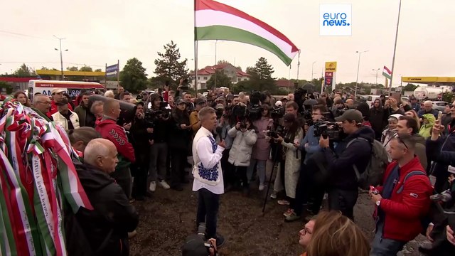 Hungarian opposition leader Péter Magyar walks across border to Romania