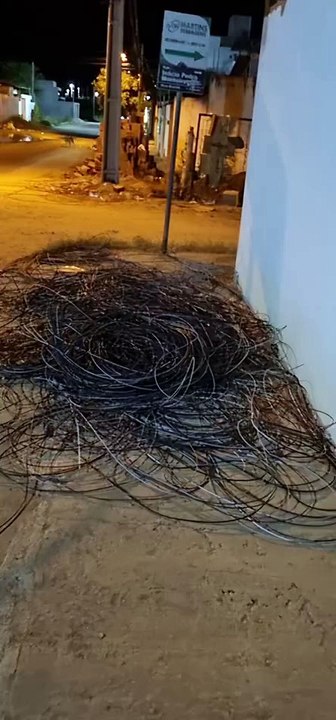 Morador reclama de acúmulo de fios em calçadas após troca de postes na rua Manoel Torres, em Patos; Energisa emite nota